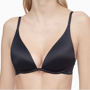CALVIN  KLEIN Women's Liquid Touch Lightly Lined Plunge Bra
